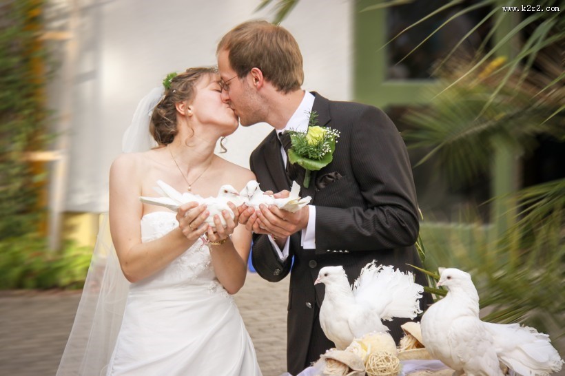 甜蜜亲吻的情侣图片