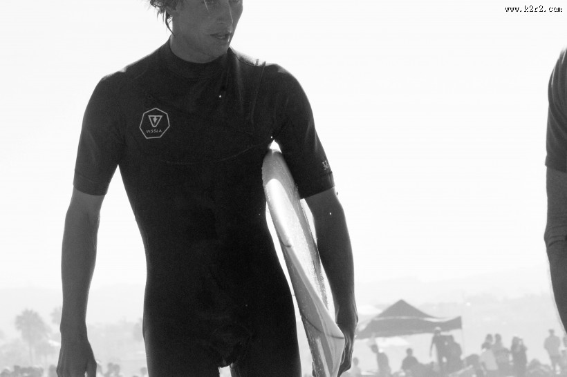 拿着冲浪板的冲浪者图片