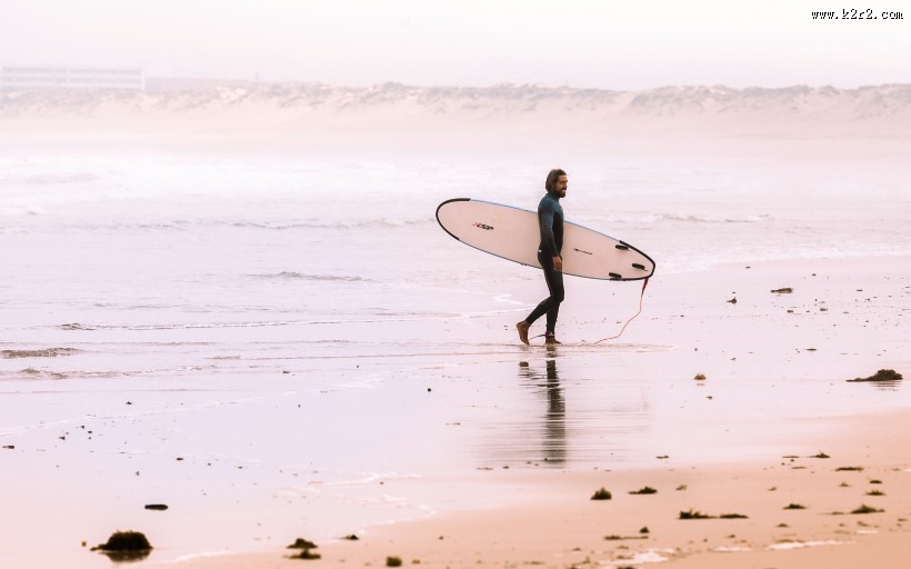 拿着冲浪板的冲浪者图片
