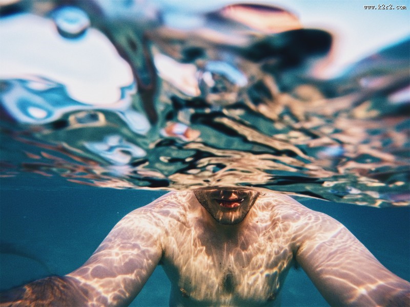 在水中游泳的人图片