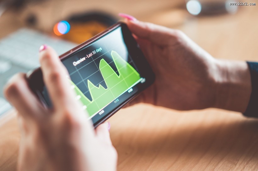 手拿着手机的图片大全