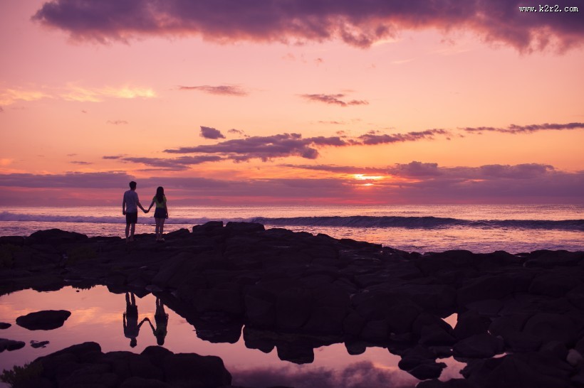 夕阳下恩爱的情侣图片