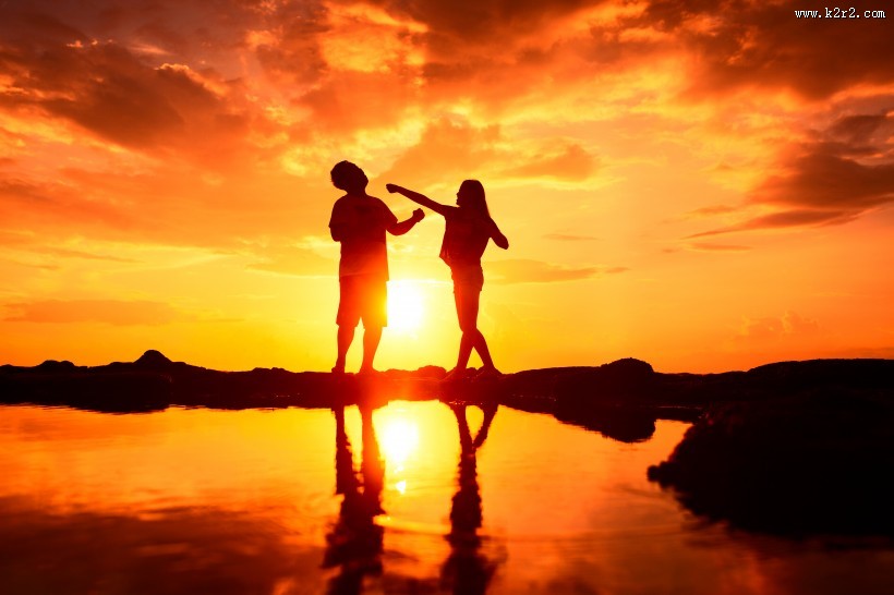 夕阳下恩爱的情侣图片
