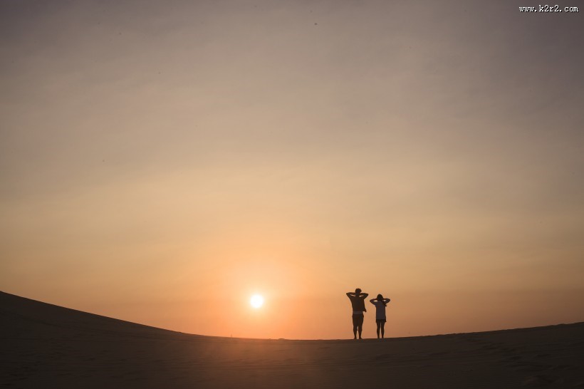 夕阳下恩爱的情侣图片