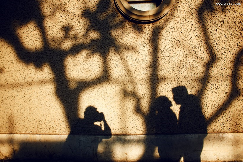 夕阳下恩爱的情侣图片