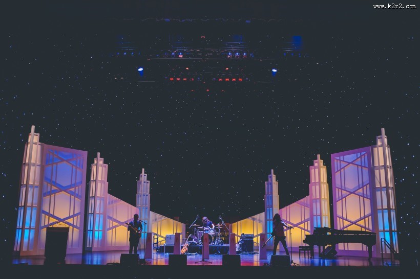 音乐会上演奏的吉他手图片