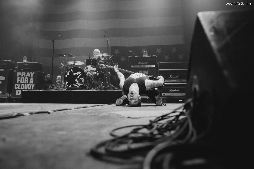 音乐会上演奏的吉他手图片