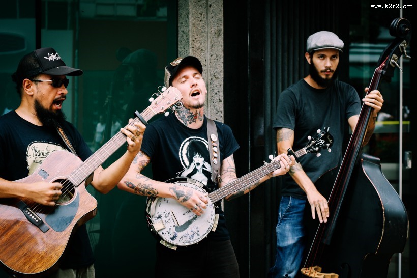 弹吉他的吉他手图片