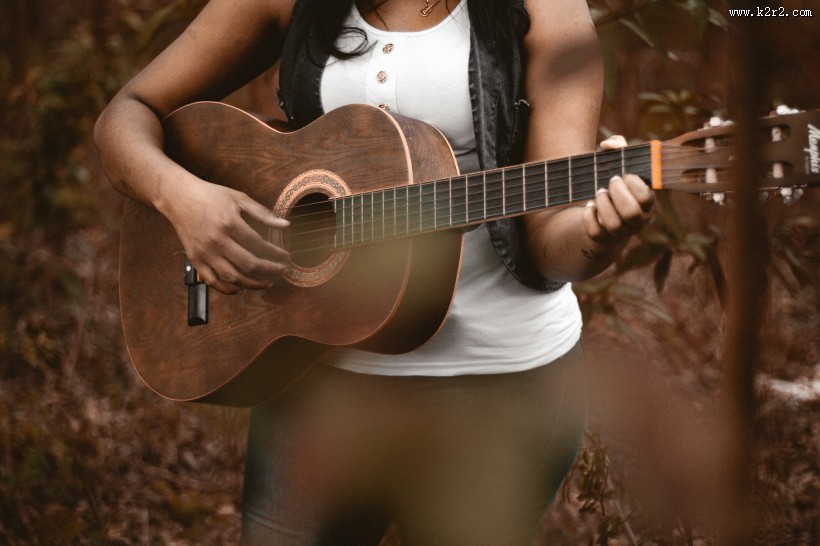 弹吉他的吉他手图片