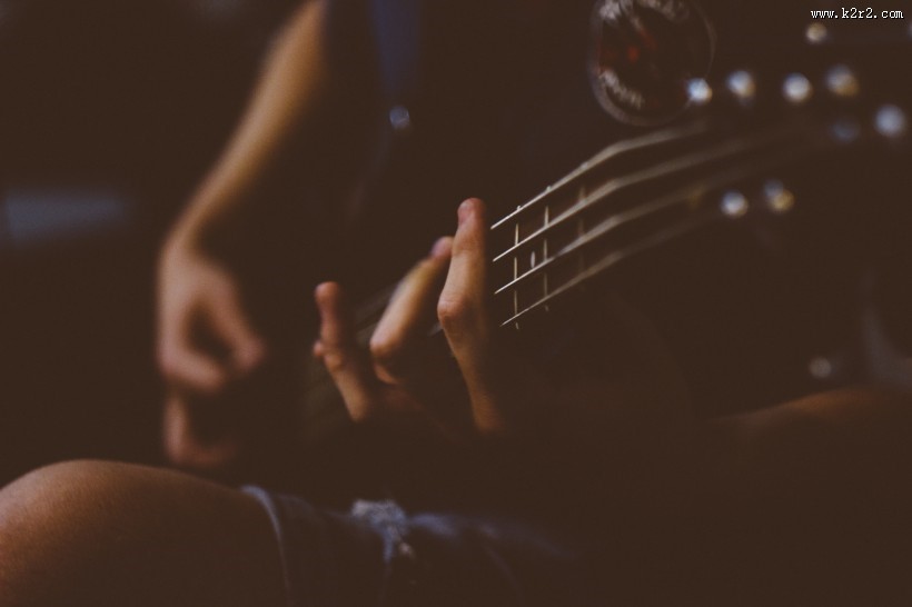 弹吉他的吉他手图片