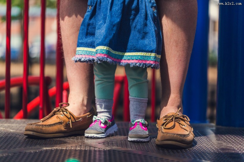 一对父女在公园玩耍图片大全