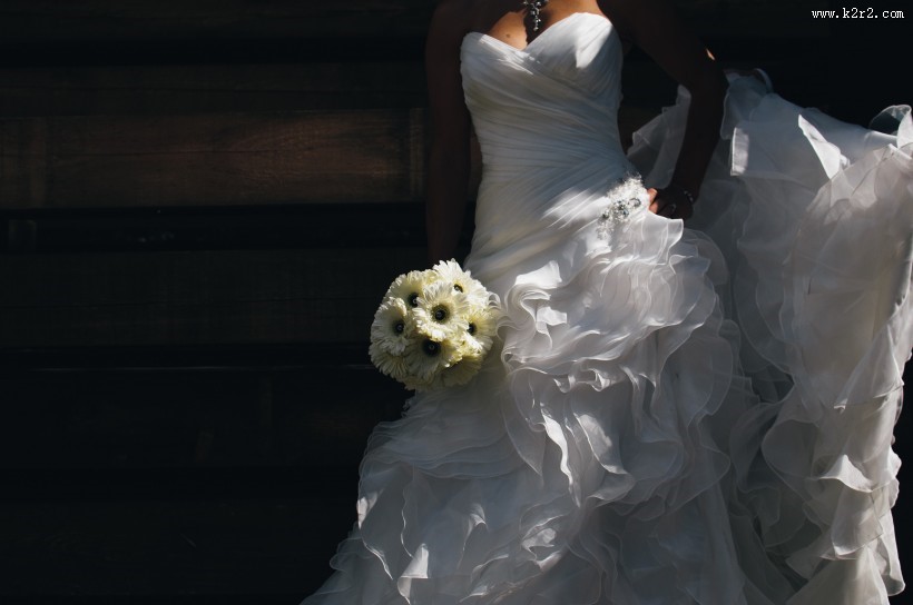 穿着婚纱的美丽新娘图片