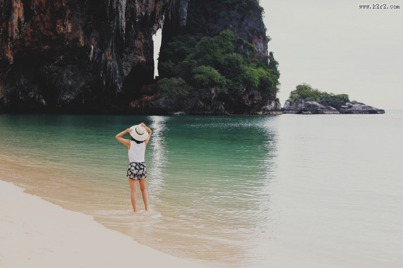 在海边的背影图片