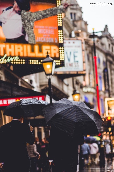 人们撑伞的图片