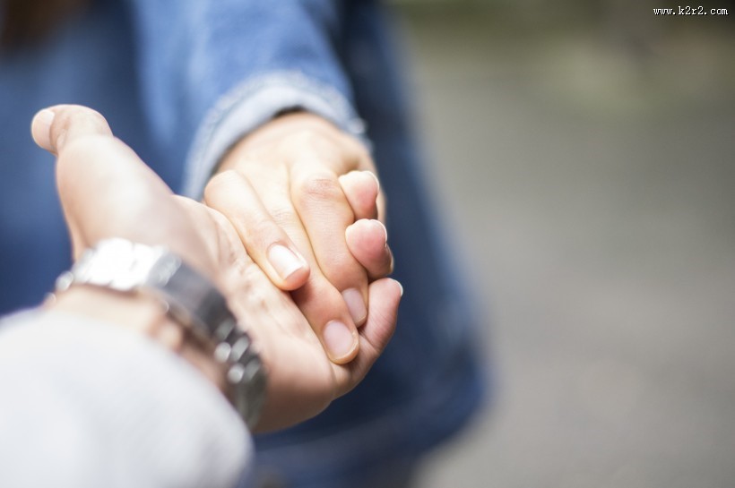 两人牵手的图片