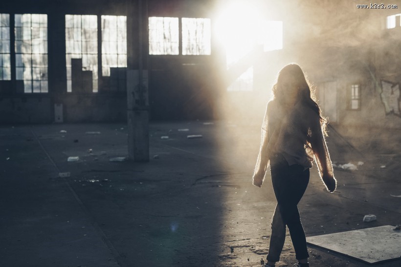 人物背影的图片