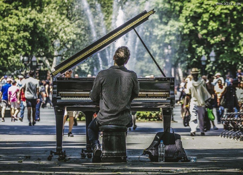 弹奏钢琴图片