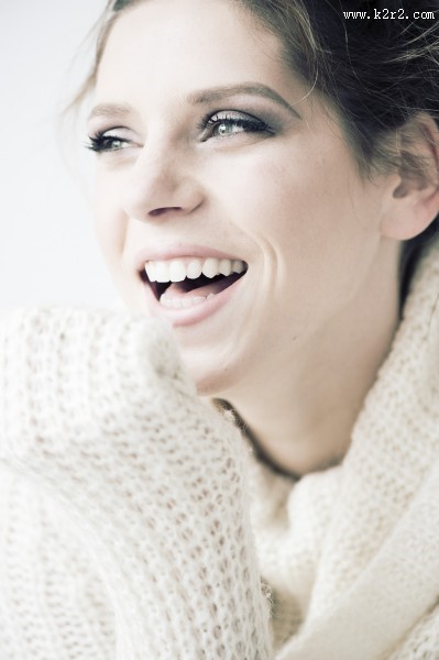 笑容灿烂的女孩图片