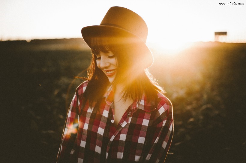 笑容灿烂的女孩图片