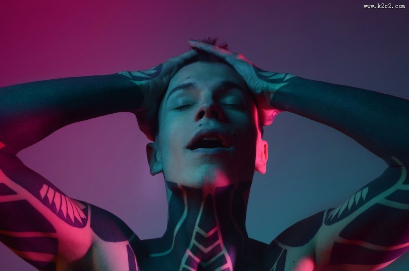 手上有纹身的人图片