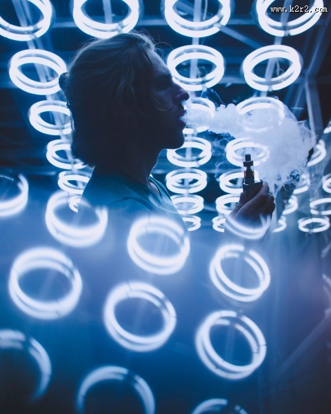 正在吸烟的男子图片