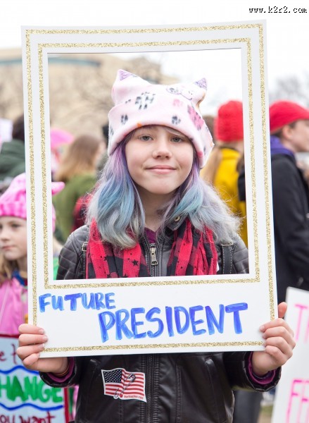 游行抗议的人们图片