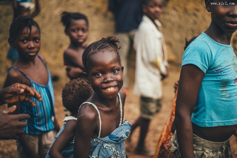 黑皮肤的可爱儿童图片