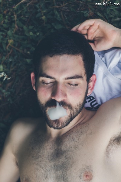 正在抽烟的男人图片