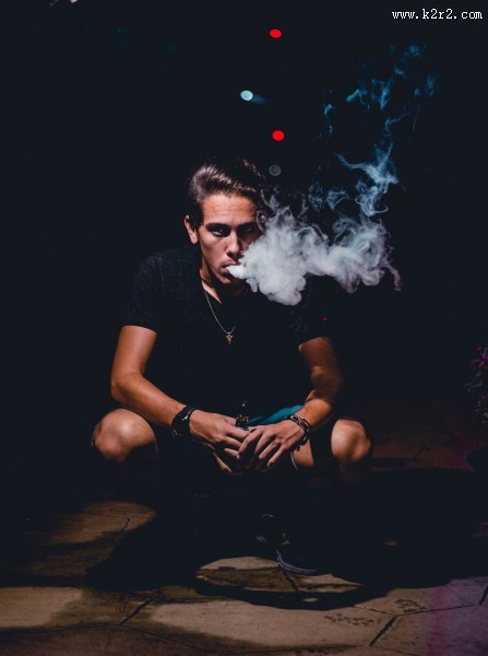 正在抽烟的男人图片