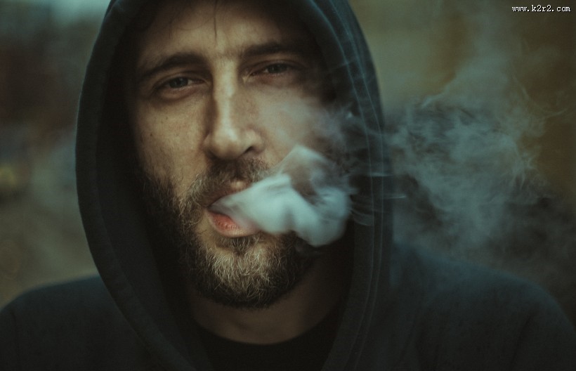 正在抽烟的男人图片