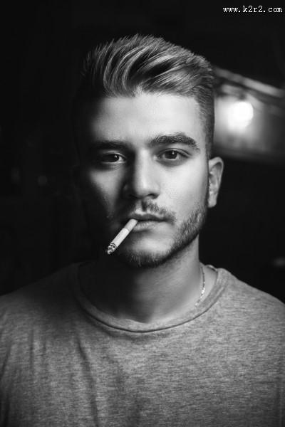 正在抽烟的男人图片