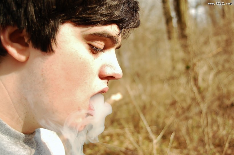 正在抽烟的男人图片