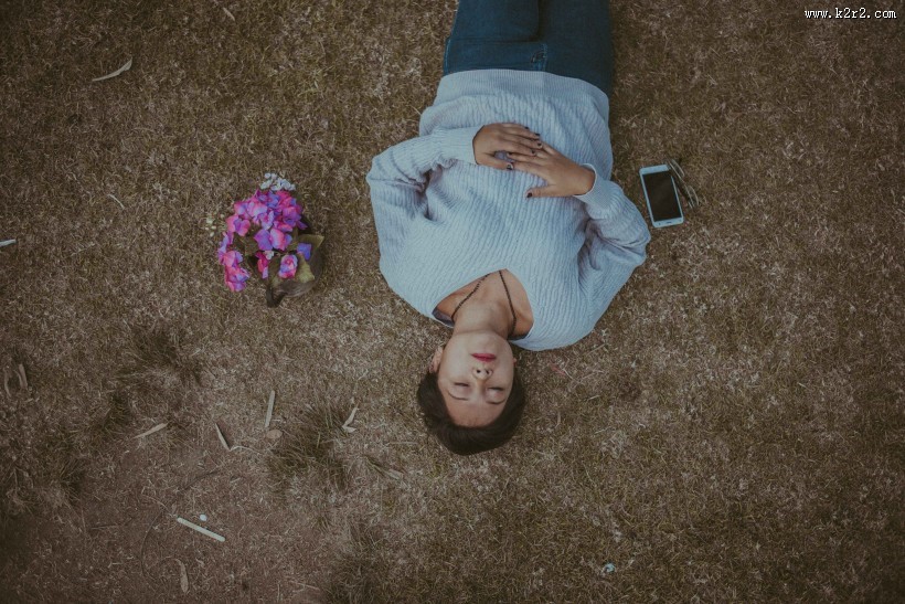 酣睡的男子图片