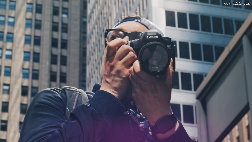 正在用相机拍照的人图片