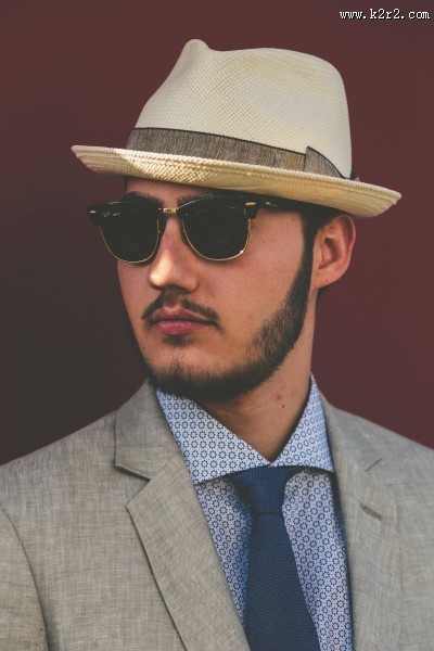 戴墨镜的时尚青年图片