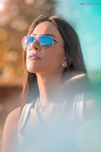 戴墨镜的女孩图片