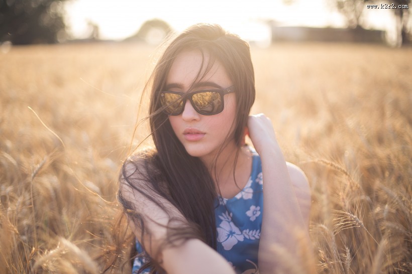 戴墨镜的女孩图片