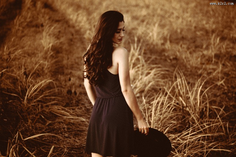 穿着裙子的女孩图片