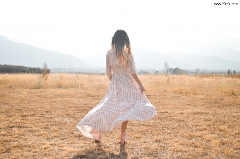 穿着裙子的女孩图片