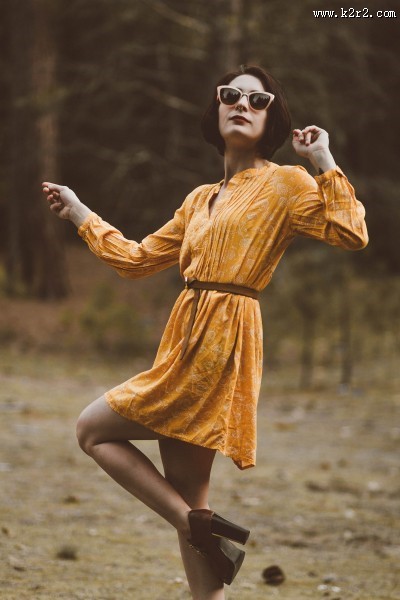 穿着裙子的女孩图片