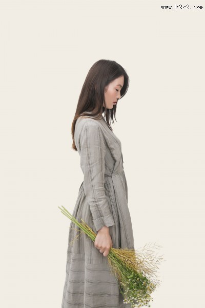 穿着裙子的女孩图片