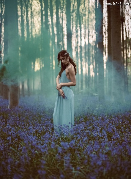 穿着裙子的女孩图片