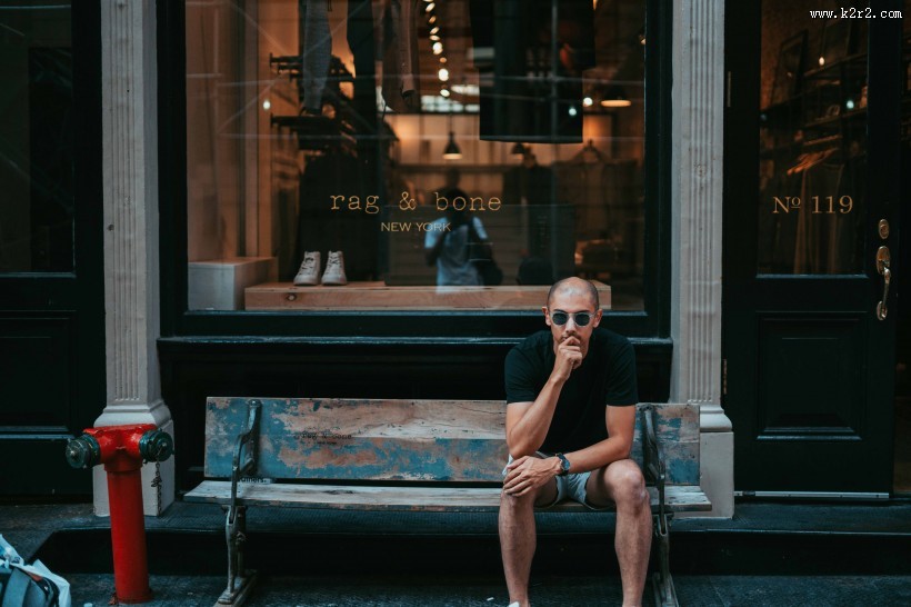 坐在长椅上的人图片