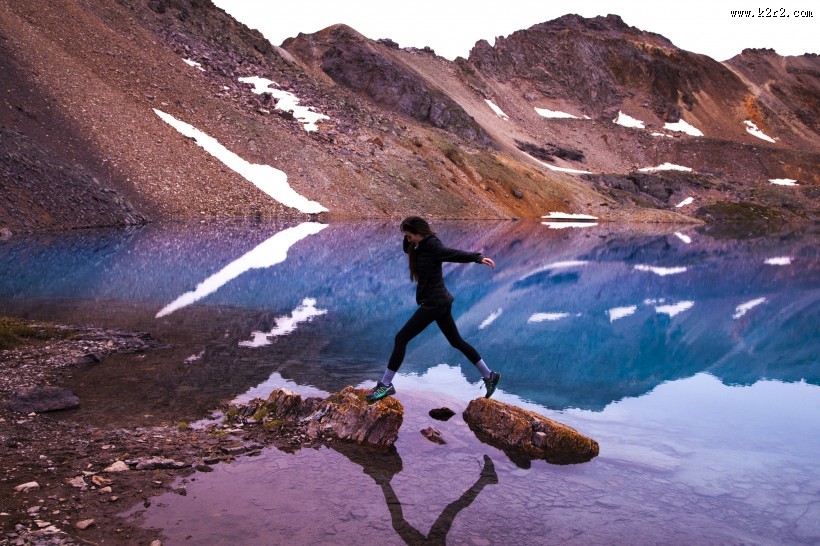 一个跳跃起来的人图片大全