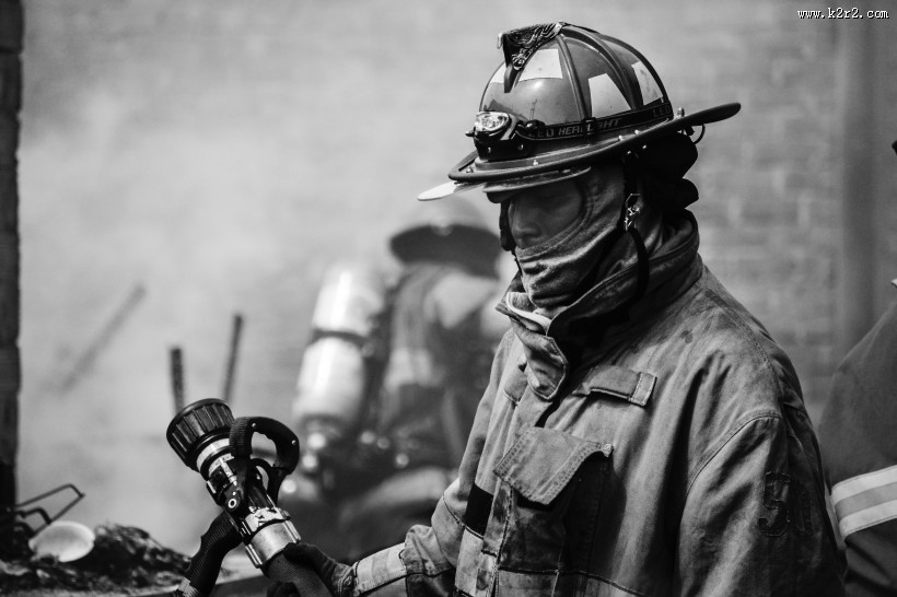 正在救火的消防员图片
