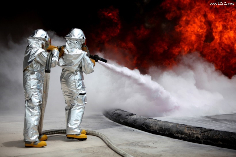 正在救火的消防员图片