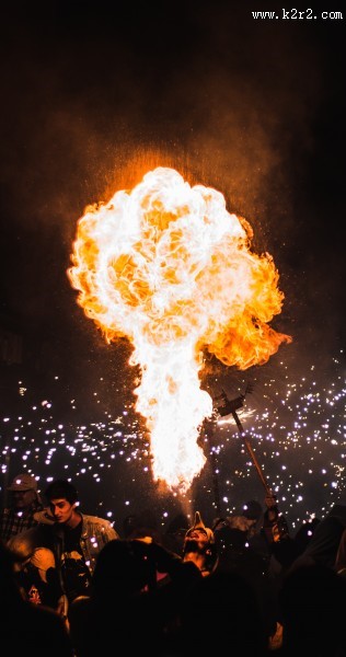 玩火杂技表演图片