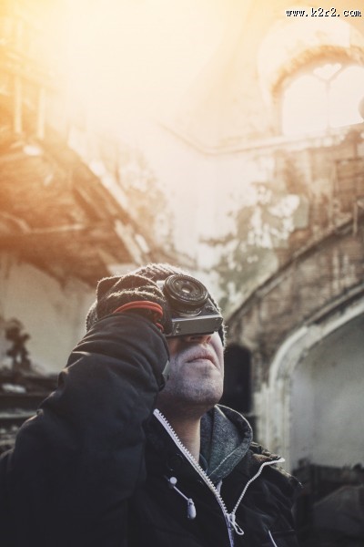 正在用相机拍摄的人物图片