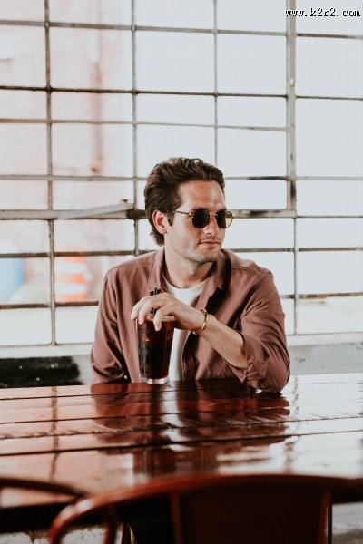 戴墨镜的帅哥图片