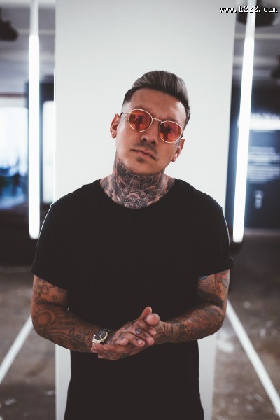 戴墨镜的帅哥图片